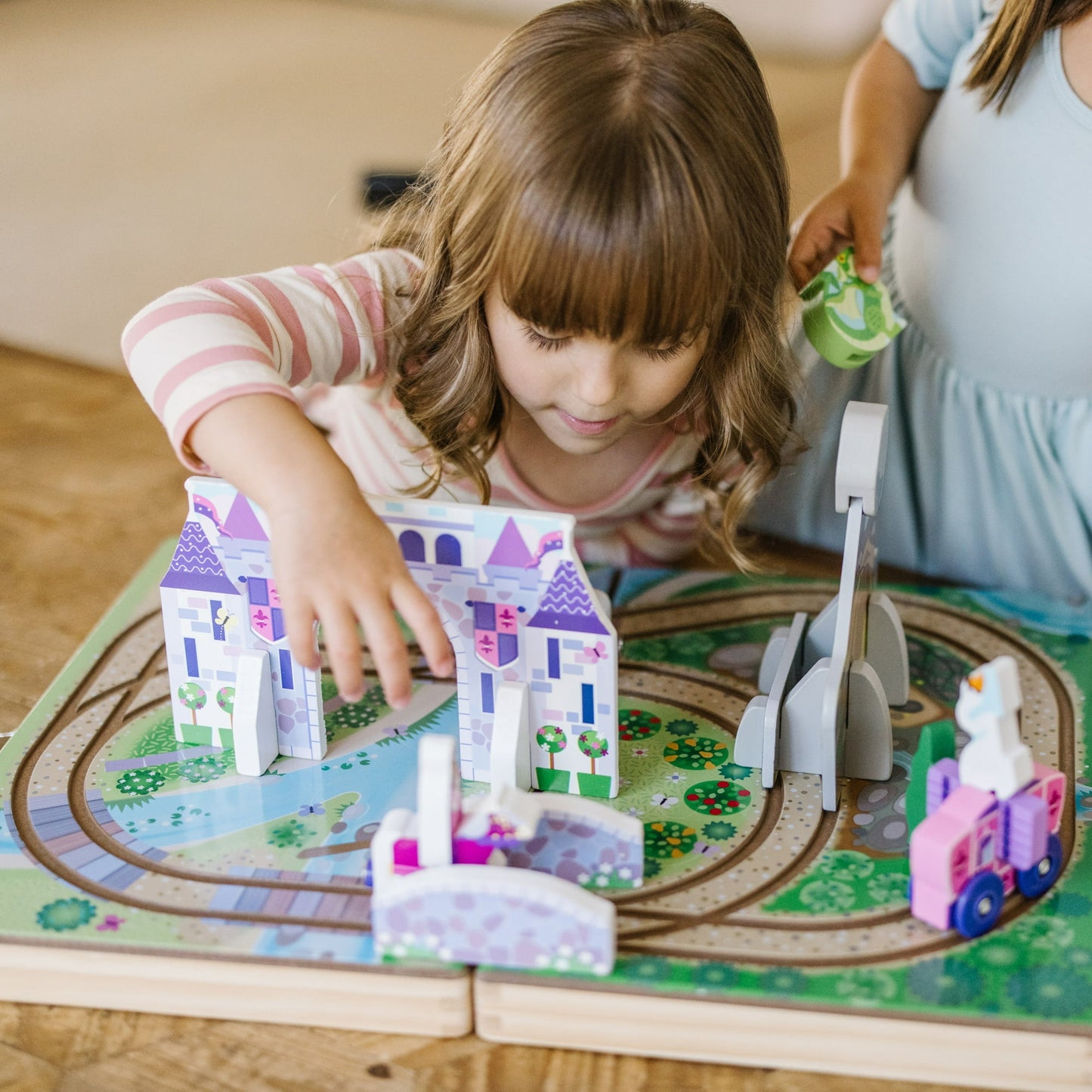 Melissa & Doug 19-Piece Wooden Take-Along Tabletop Kingdom Ð Wood Play Pieces, Carriage, Horse, Unicorn, Dragon, Model Train Set, Toddler 3+