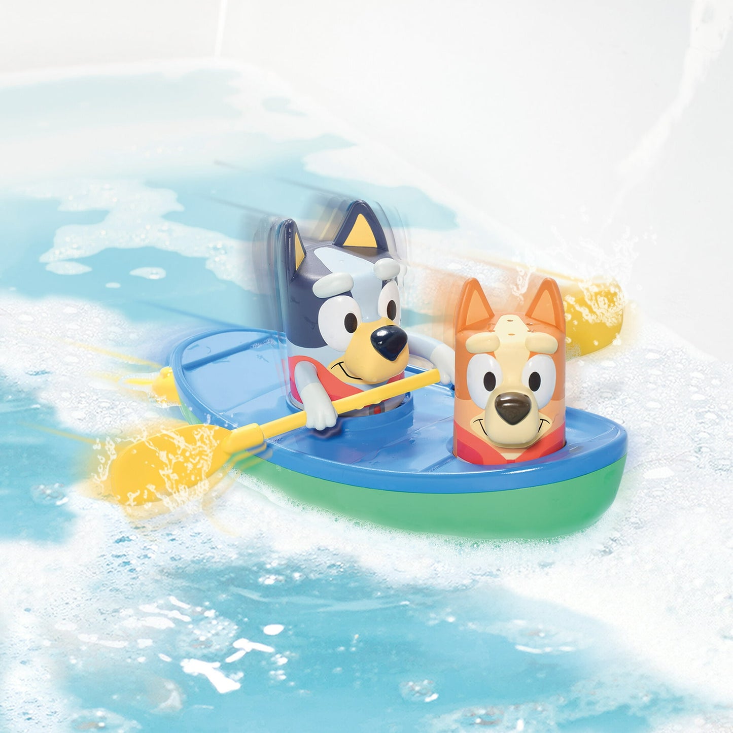 TOMY Toomies Bluey Pull & Go Canoe Ð Bluey Bath Toy Ð 18 Months